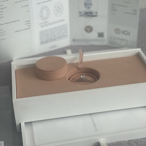 Vrai 2.14 Platinum Engagement Ring size 7 - Picture 8 of 13